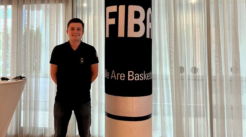 IYÁN SE INICIA COMO ÁRBITRO INTERNACIONAL FIBA